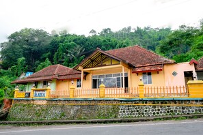 Exterior - OYO Life 2638 Hotel Raya (Plaosan)