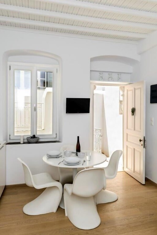 Villa, 3 Schlafzimmer | Essbereich im Zimmer