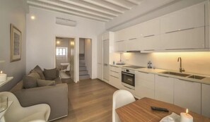 Villa, 3 chambres | Cuisine privée | Réfrigérateur, un four, surface de cuisson, lave-vaisselle