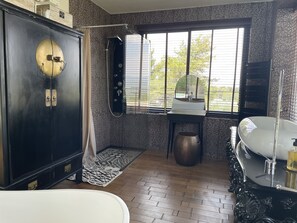 Een haardroger, handdoeken, zeep, shampoo