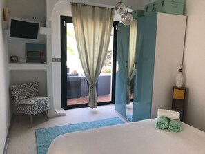 5 bedrooms, iron/ironing board, free WiFi, bed sheets