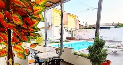 Familienwahl mit Blick auf den Pool
