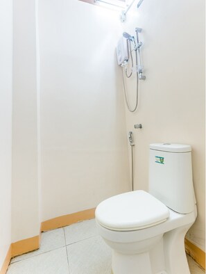Quarto duplo standard | Banheiro | Chuveiro, produtos de toalete grátis, bidê, toalhas de banho