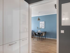 One-bedroom Suite with balcony | Khu phòng khách | TV màn hình phẳng 101-cm có truyền hình kỹ thuật số, TV 