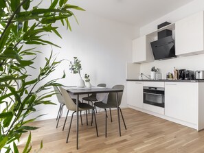 Suite L with sofa bed | Dapur pribadi | Lemari es, oven, mesin pembuat kopi/teh, dan ketel listrik