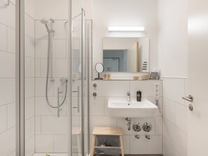 Suite XL with sofa bed | Salle de bain | Douche, serviettes fournies