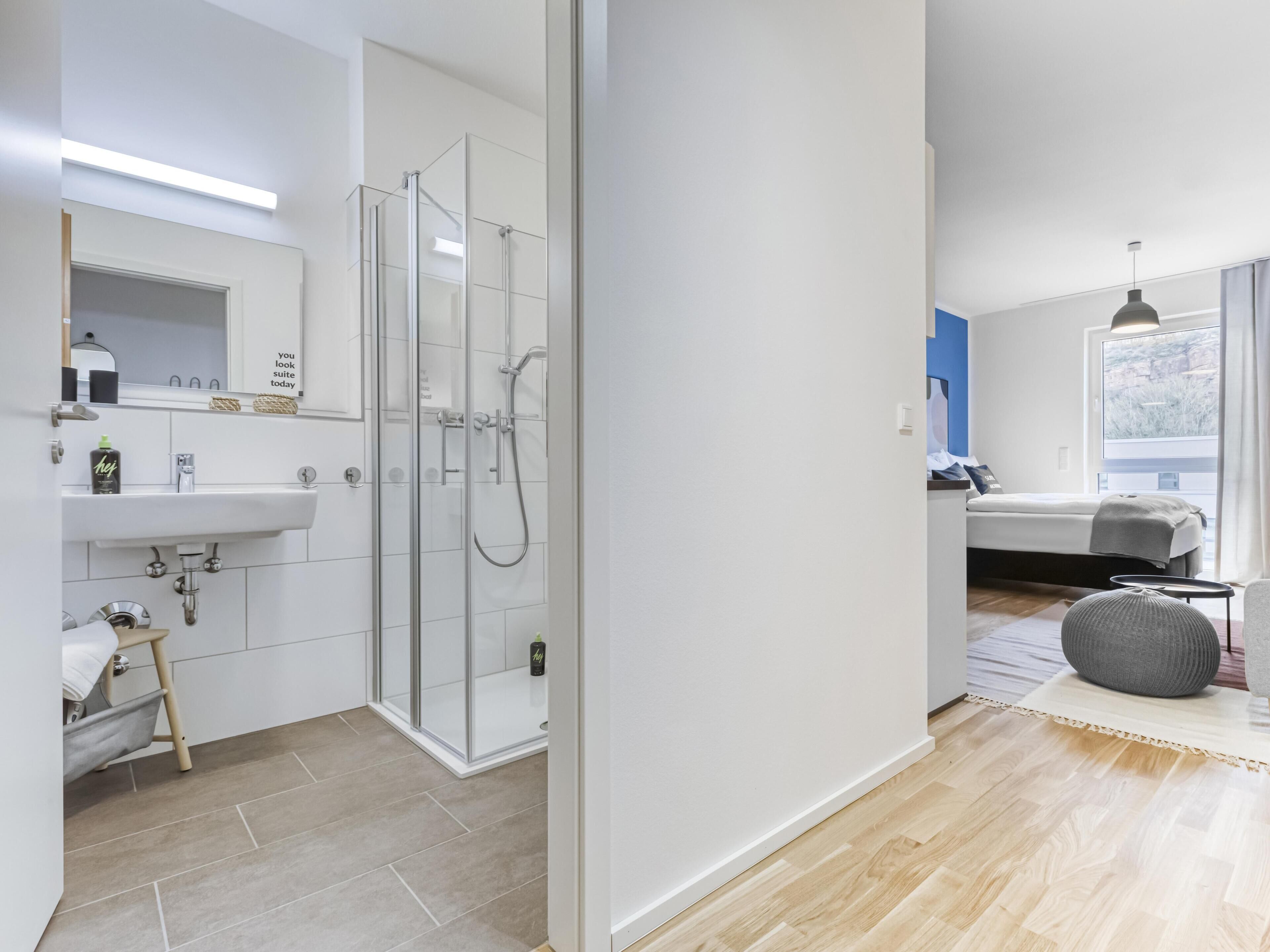 Suite M | Salle de bain | Douche, serviettes fournies