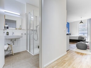 Suite M | Kylpyhuone | Suihku, pyyhkeet