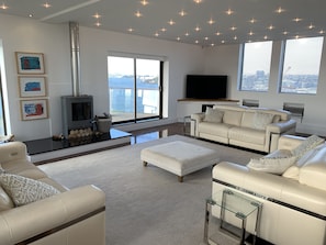 TV, fireplace