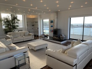 TV, fireplace - Victoria House Plymouth (Plymouth)