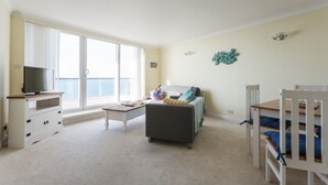 Apartamento (2 Bedrooms) | Sala de estar | TV, Netflix, serviços de streaming