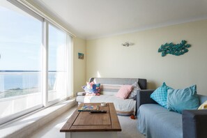 Apartment (2 Bedrooms) | Wohnzimmer | Fernseher, Netflix, Streaming-Dienste