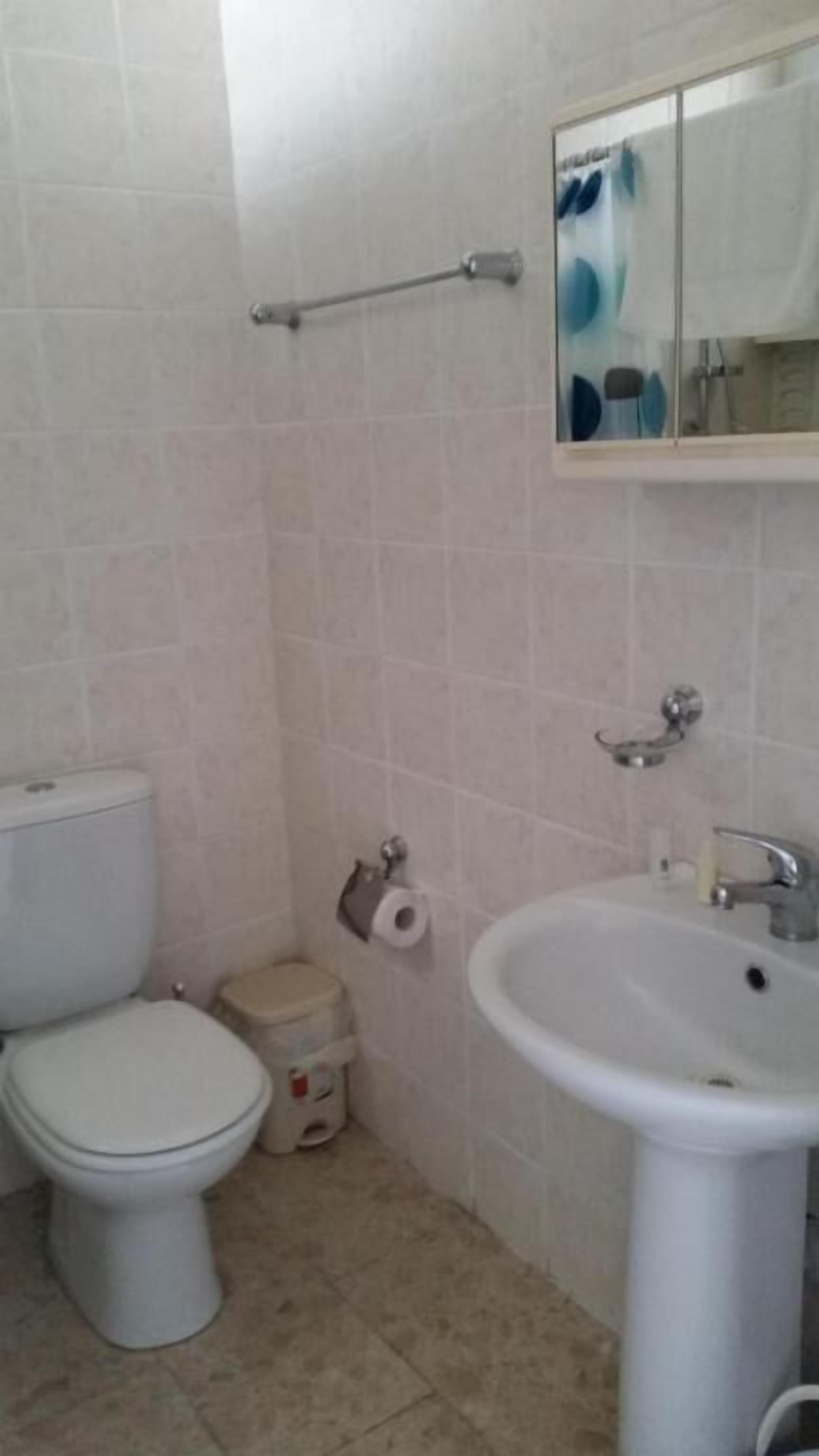 Un baño con inodoro, bidé y lavabo.