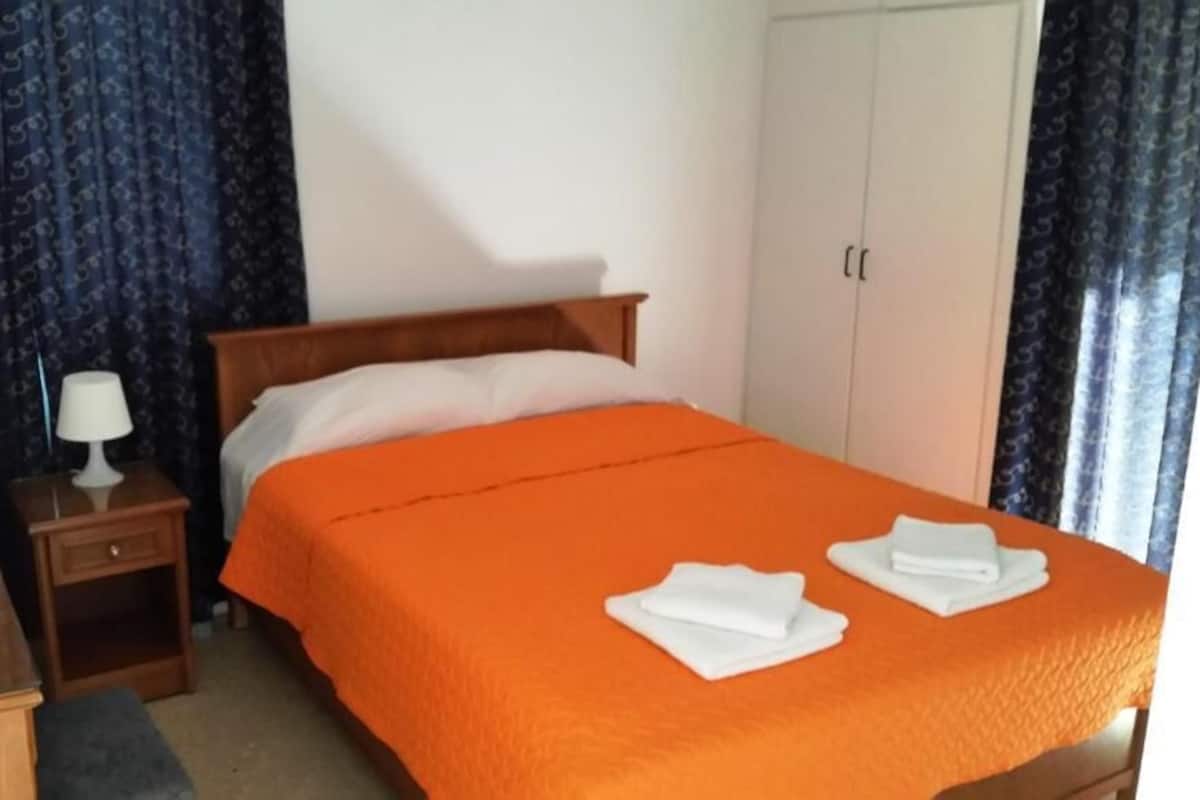 Family Apartment | Desk, WiFi (free), individually decorated, individually furnished
