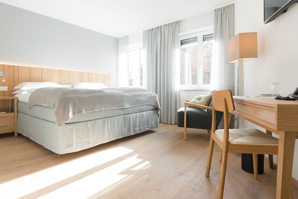 Quarto casal luxo | Escrivaninha, cortinas blackout, ferros/tábuas de passar roupa