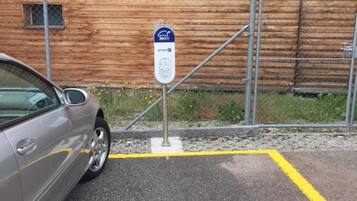 Un área de estacionamiento con un letrero que dice 'MOVE' y un automóvil estacionado al lado.