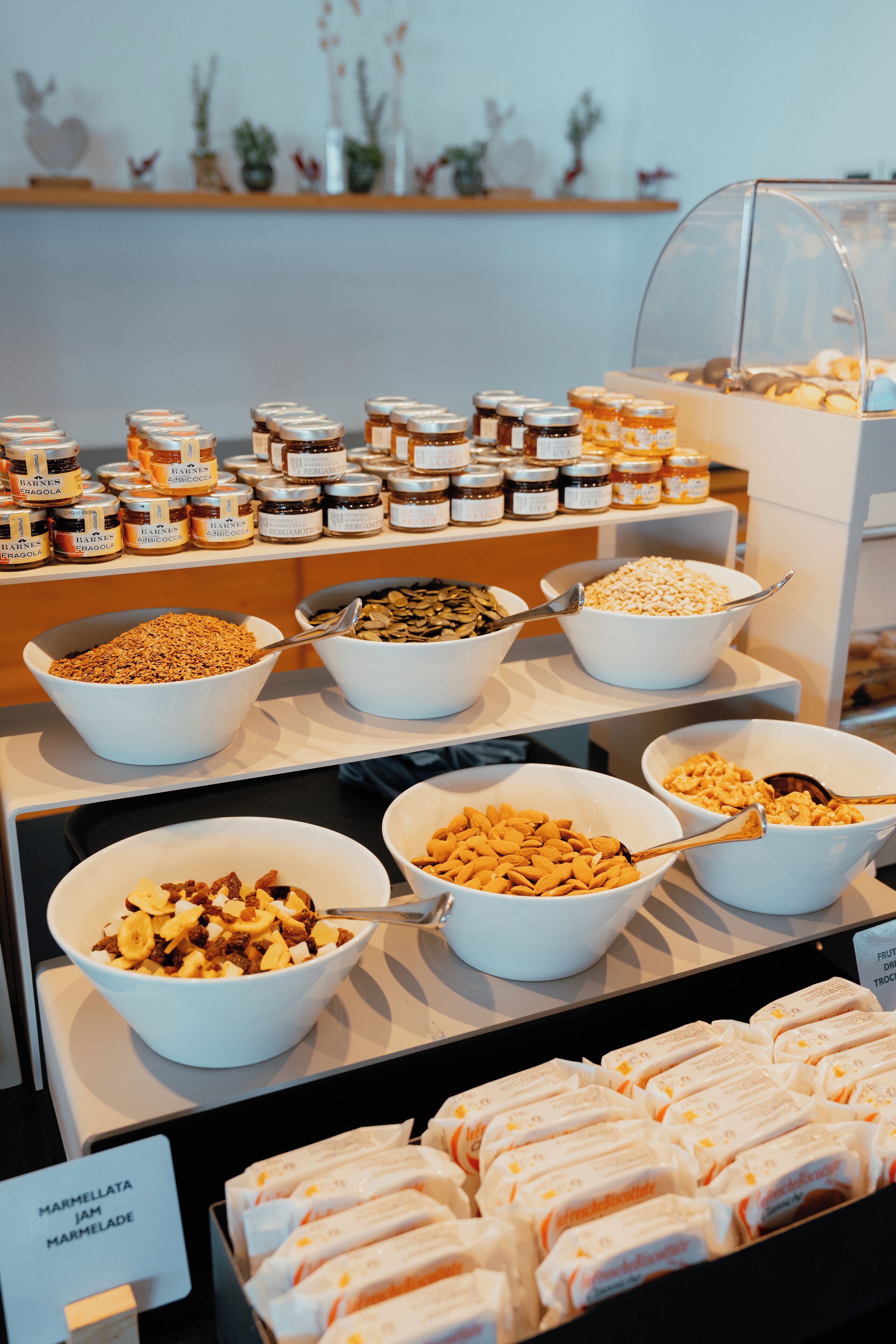 Un ricco buffet per la colazione con cibi e salse assortite.