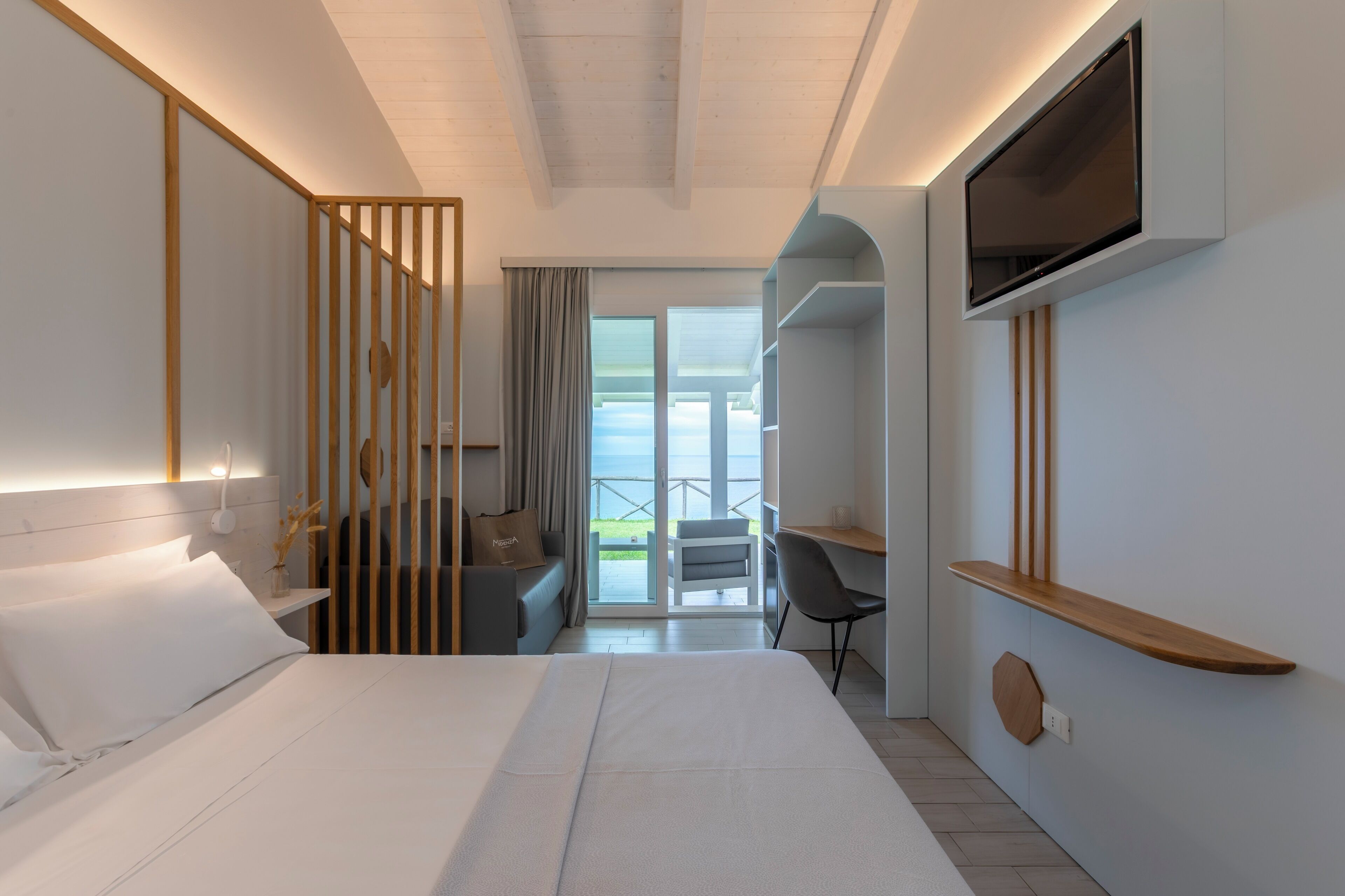 Camera Deluxe, 1 letto queen con divano letto, vista mare | Biancheria da letto di alta qualità, minibar, cassaforte in camera