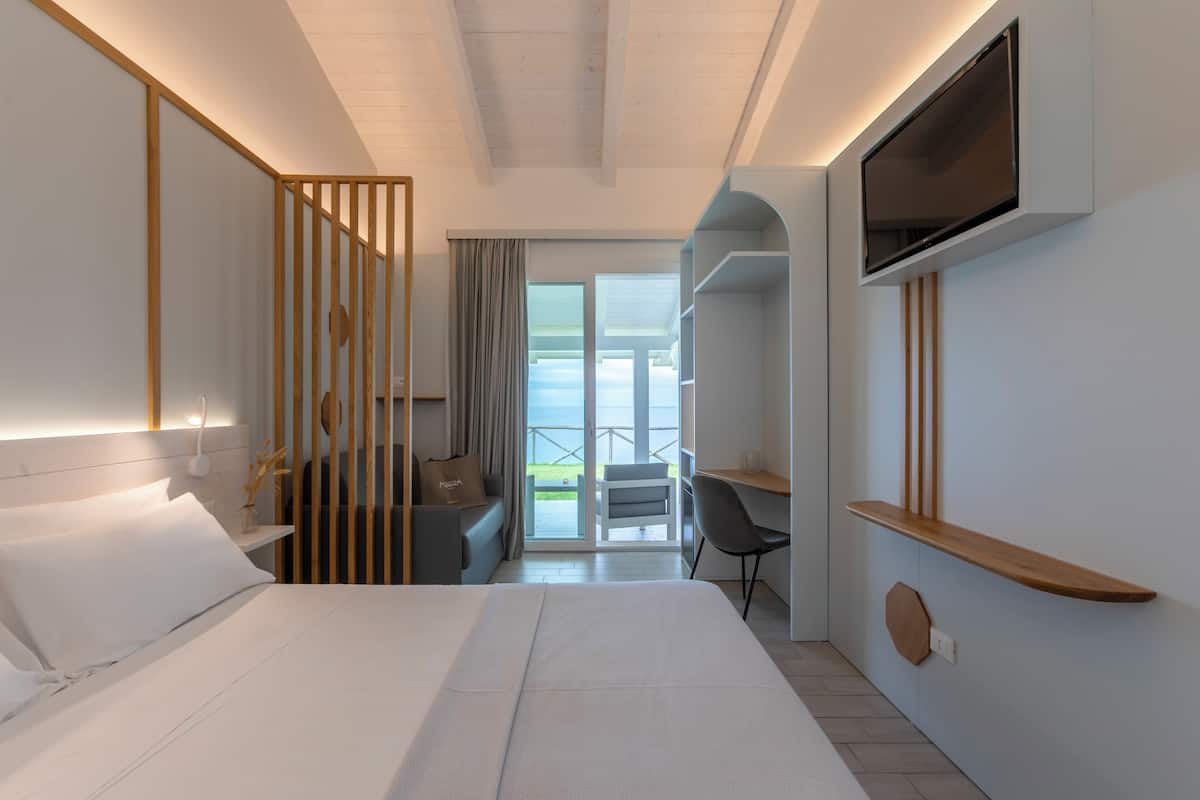 Camera Deluxe, 1 letto queen con divano letto, vista mare | Biancheria da letto di alta qualità, minibar, cassaforte in camera