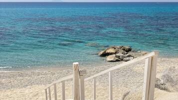 Una playa cerca, traslado desde/hacia la playa gratis, sombrillas