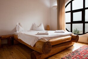 Traditional Double Room | Bed sheets - Ferma Dacilor (Gura Vadului)