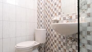 Deluxe Double Room | Bathroom | Shower, towels