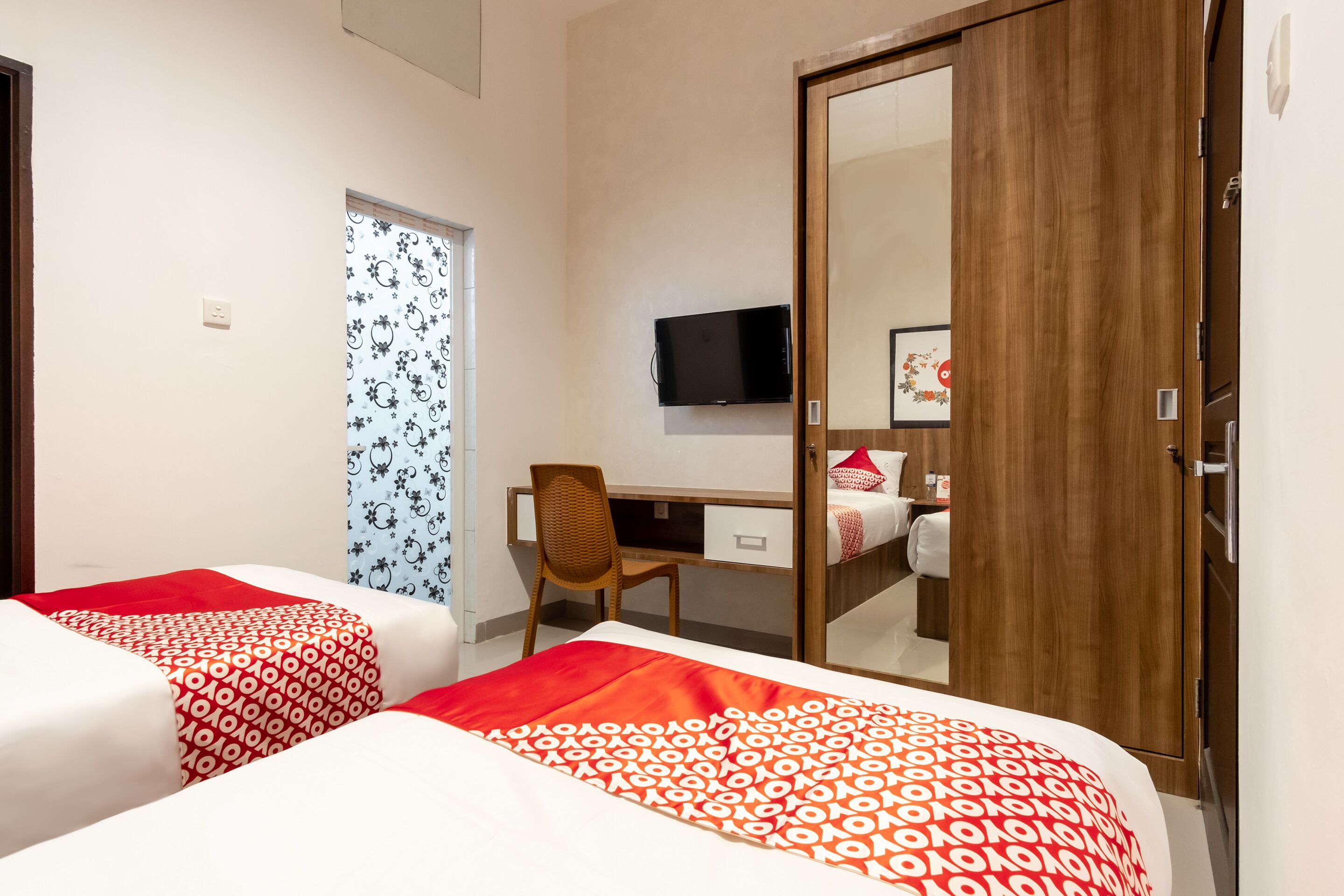 Quarto duplo standard | Escrivaninha, Wi-Fi de cortesia, roupa de cama