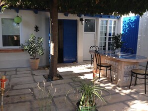 Outdoor dining - PRETTY DEPENDENCE IN PEACE AND SHADING, CLOSE TO ALL ACTIVITIES (Saint-Laurent-d'Aigouze)