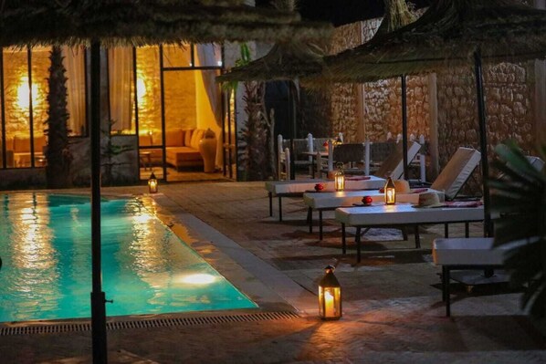 حمّام سباحة خارجي