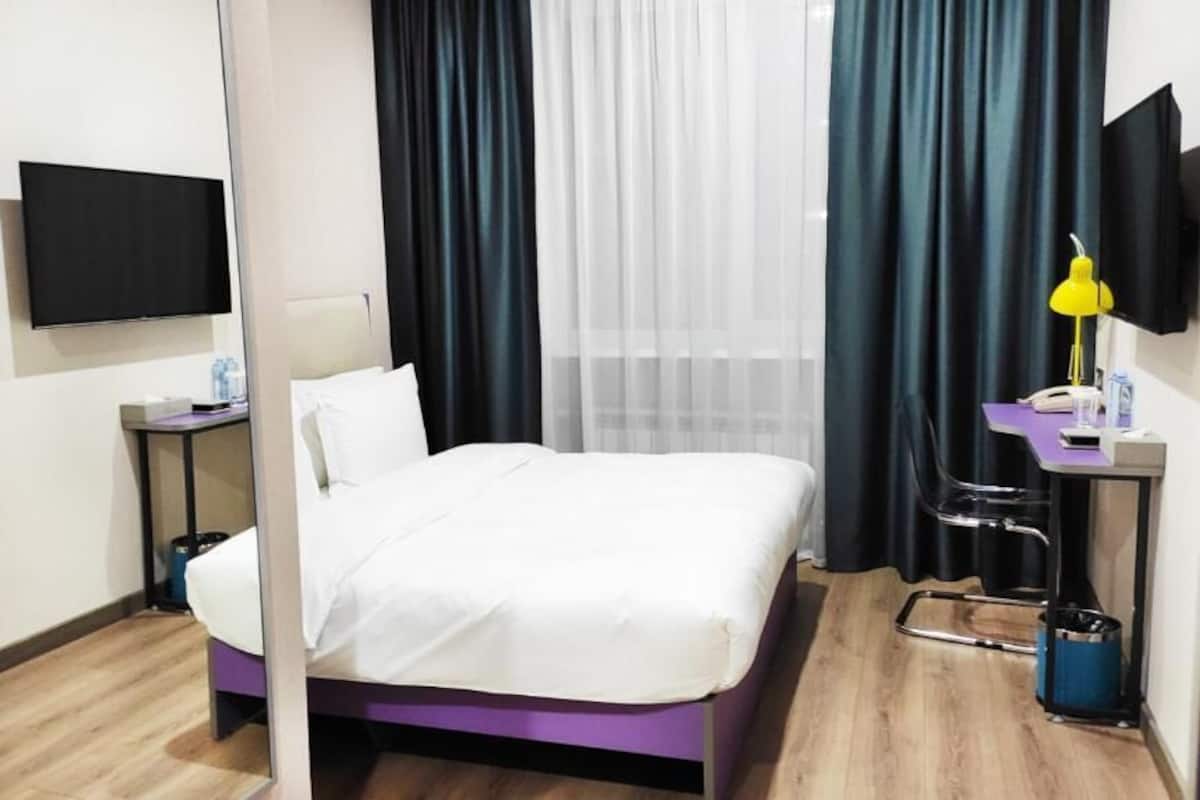 Habitación estándar con 1 cama doble o 2 individuales | 1 dormitorio, ropa de cama de alta calidad, minibar y caja fuerte