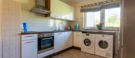 Een koelkast, een magnetron, een oven, een kookplaat