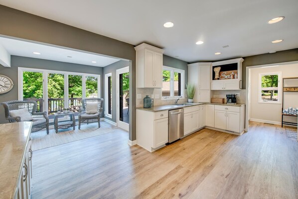 Casa, varias camas (Nights on Normandy) | Cocina privada | Parrilla de estufa, cafetera y tetera, tostadora y periquera