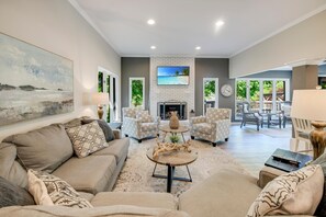 Casa, varias camas (Nights on Normandy) | Área de sala de estar