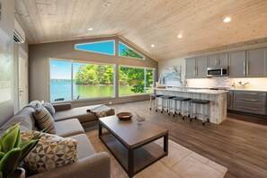 하우스, 침대(여러 개) (Lake Norman Hideaway) | 거실 공간 | 디지털 채널 시청이 가능한 40인치 평면 TV, TV, 넷플릭스
