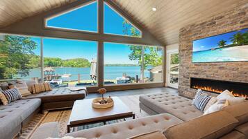 Nhà, nhiều giường (Lake Norman Hideaway) | Khu phòng khách | TV màn hình phẳng 40-inch có truyền hình kỹ thuật số, TV, Netflix