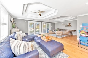 Casa, várias camas (Blarney Bay) | Área de estar | TV 40 polegadas com canais a cabo, Netflix, serviços de streaming