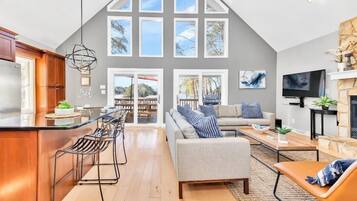 Nhà, nhiều giường (Blarney Bay) | Khu phòng khách | TV 40-inch có truyền hình cáp, Netflix, dịch vụ stream