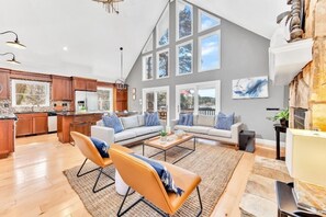 Casa, várias camas (Blarney Bay) | Área de estar | TV 40 polegadas com canais a cabo, Netflix, serviços de streaming