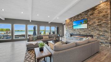 Huis, Meerdere bedden, uitzicht op meer (Lake Norman Breakaway) | Woonruimte | Een 45-inch flatscreentelevisie met kabelzenders, televisie en Netflix