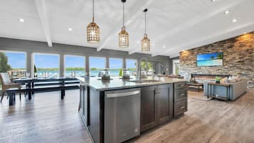 Casa, varias camas, vista al lago (Lake Norman Breakaway) | Cocina privada | Tostadora, licuadora, batidora y condimentos