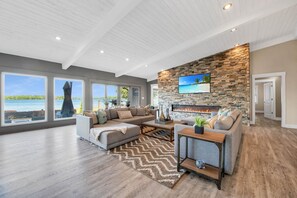 Hus, flere senger, utsikt mot innsjø (Lake Norman Breakaway) | Oppholdsområde | En 45-tommers Flatskjerm-TV med kabel-kanaler samt TV og Netflix