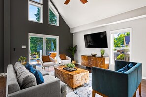 Casa, varias camas, vista al lago (Blue Wing Bay) | Área de sala de estar