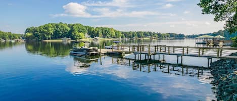 บ้านพัก, หลายเตียง (No Wake Zone) | ที่จอดเรือ