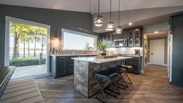 Een broodrooster, een blender, een mixer, kruiden