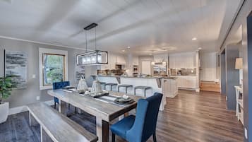 Talo, useita sänkyjä (Sandy Shore) | Yksityinen keittiö | Liesi, leivänpaahdin, syöttötuoli, tehosekoitin