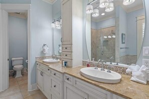 Baignoire, sèche-cheveux, serviettes fournies, savon