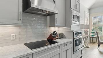 Frigorífic, microones, forn i placa de cuina