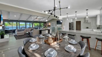 House, Multiple Beds (Southern Sunrise) | Dining