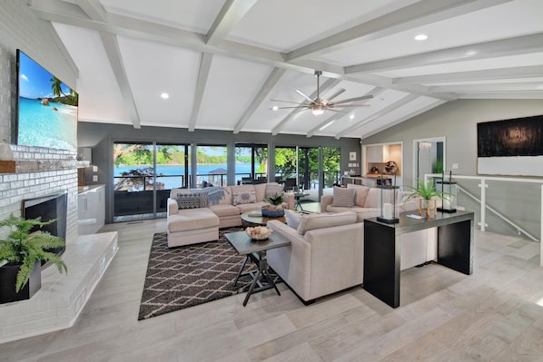 獨棟房屋, 多張床 (Southern Sunrise) | 起居區 | 40-吋電視、有線頻道、Netflix、串流服務