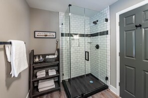Casa, varias camas (Lakeside Story) | Baño | Artículos de higiene personal gratuitos, toallas, jabón y champú